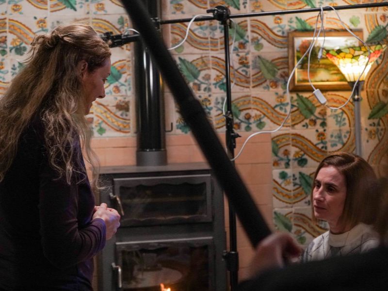 Imagen: Ana joven hablando con Clara.