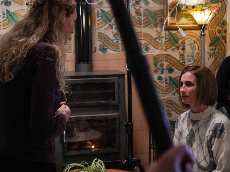 Imagen: Ana joven y Clara hablando (2).