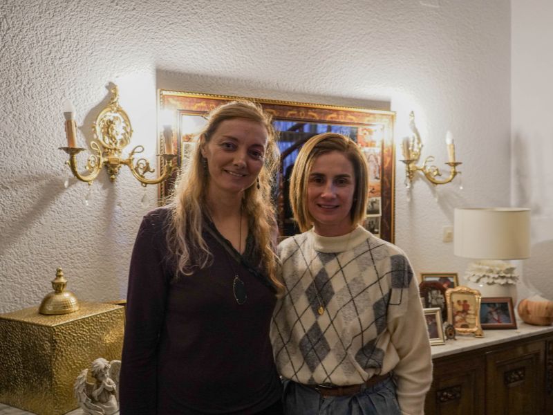 Imagen: Clara y Ana posando.