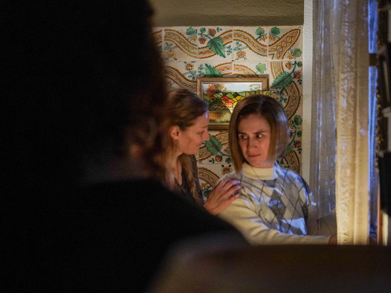 Imagen Clara tocándole el hombro a Ana joven.