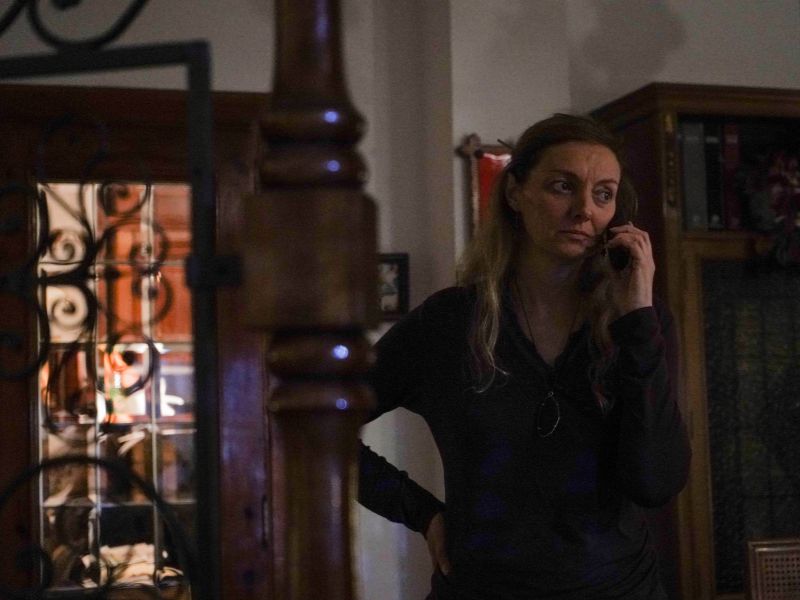 Imagen: Clara al teléfono.