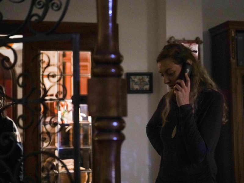 Imagen: Clara al teléfono (2).