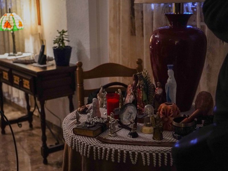 Imagen: Mesita con figuritas de la Virgen