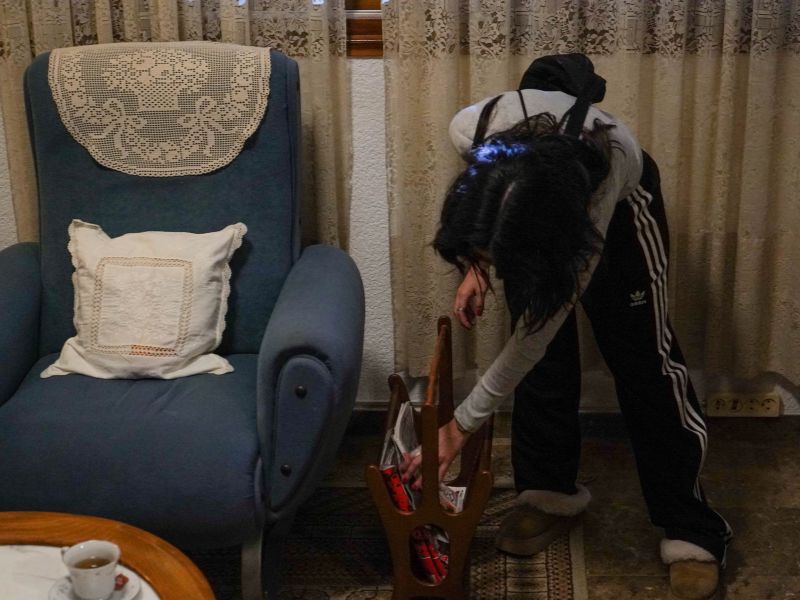 Imagen: Claudia recolocando atrezzo.