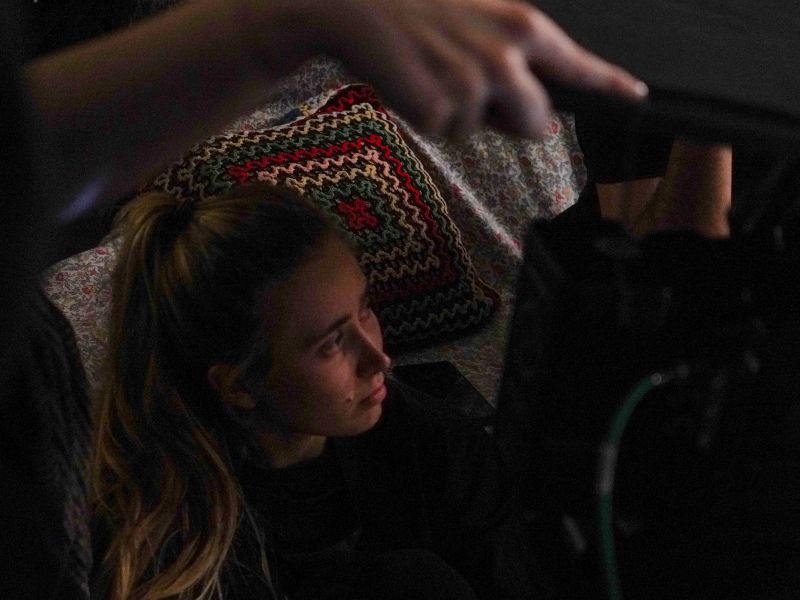 Imagen: Clara (equipo) mirando la escena.