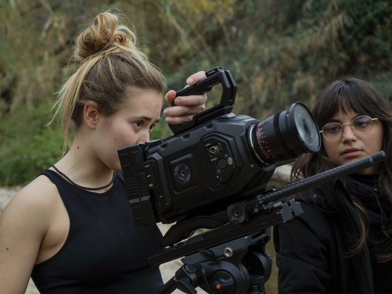 Imagen: Clara (equipo) y Raquel con la cámara.